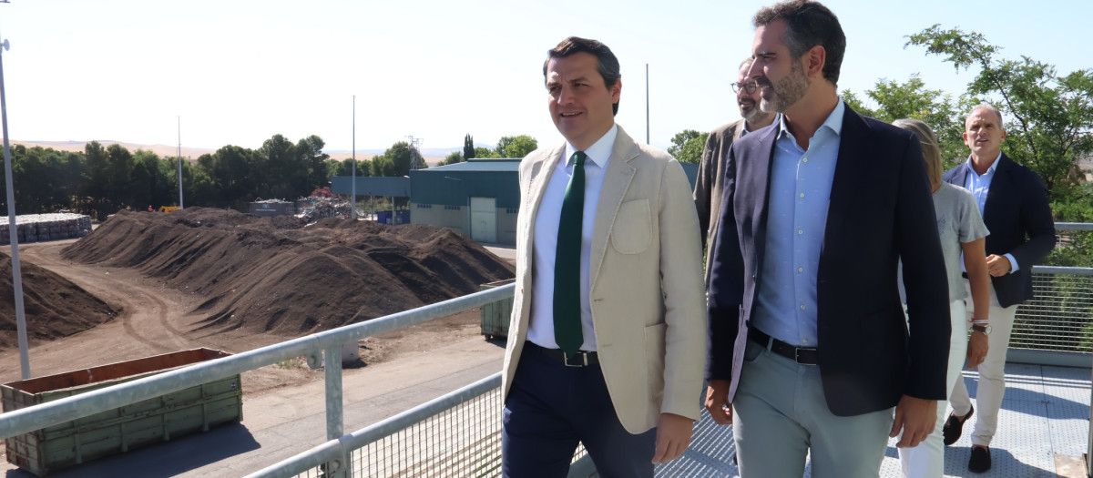 José María Bellido y Ramón Fernández-Pacheco, en el centro de gestión medioambiental Juan Revilla