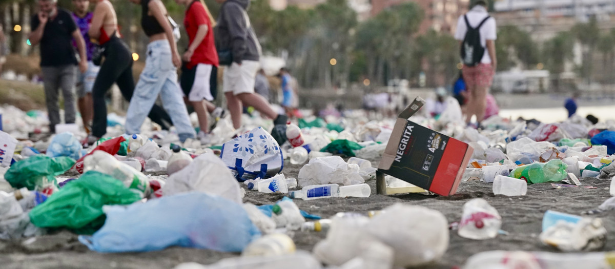 Basura en la playa de la Malagueta, en Málaga, tras la noche de San Juan