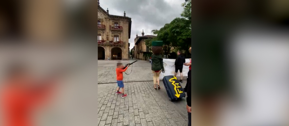 Un niño simula que dispara a un Guardia Civil en País Vasco