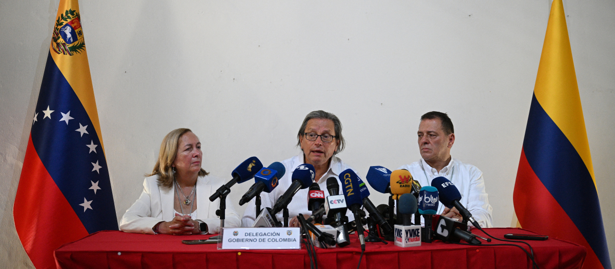 Gloria Arias, Armando Novoa y Tulio Gómez atienden a los medios como miembros del Gobierno de Colombia antes de su encuentro con las FARC