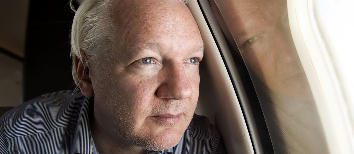 Julian Assange, fundador de Wikileaks, durante el vuelo que lo lleva de regreso a Australia