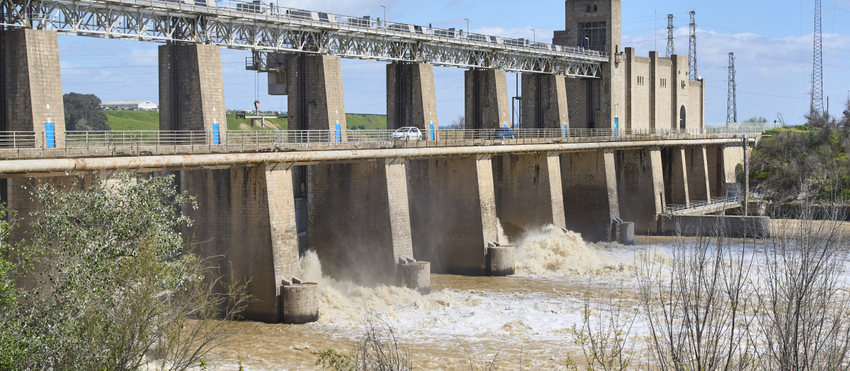 La presa de Alcalá del Río, en Sevilla, liberó agua tras las lluvias de Semana Santa
