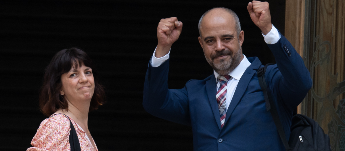 El exconsejero de Interior de la Generalitat de Cataluña Miquel Buch a su llegada a un juicio en la Audiencia de Barcelona, acompañado de su mujer
28/6/2023
