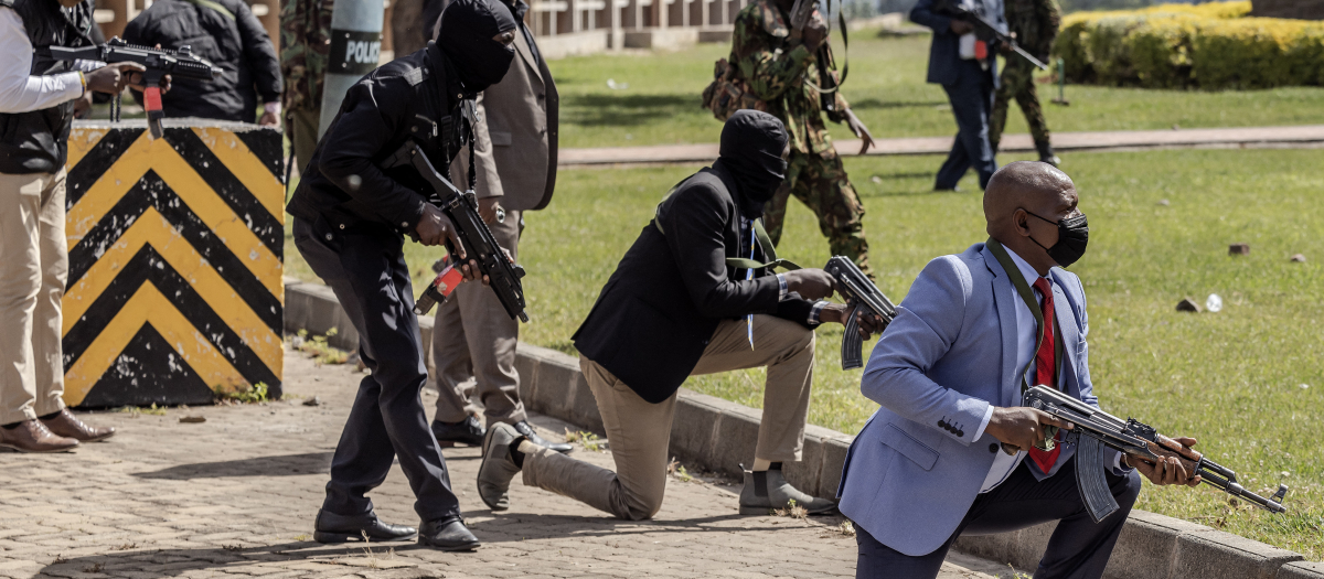 Oficiales de policías y personal de seguridad del Parlamento de Kenia se disponen a defender el recinto