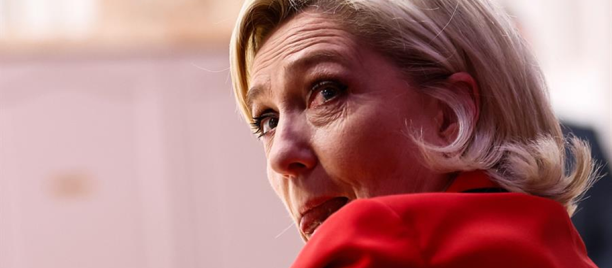 La líder de la formación Agrupación Nacional, Marine Le Pen, durante una rueda de prensa en París