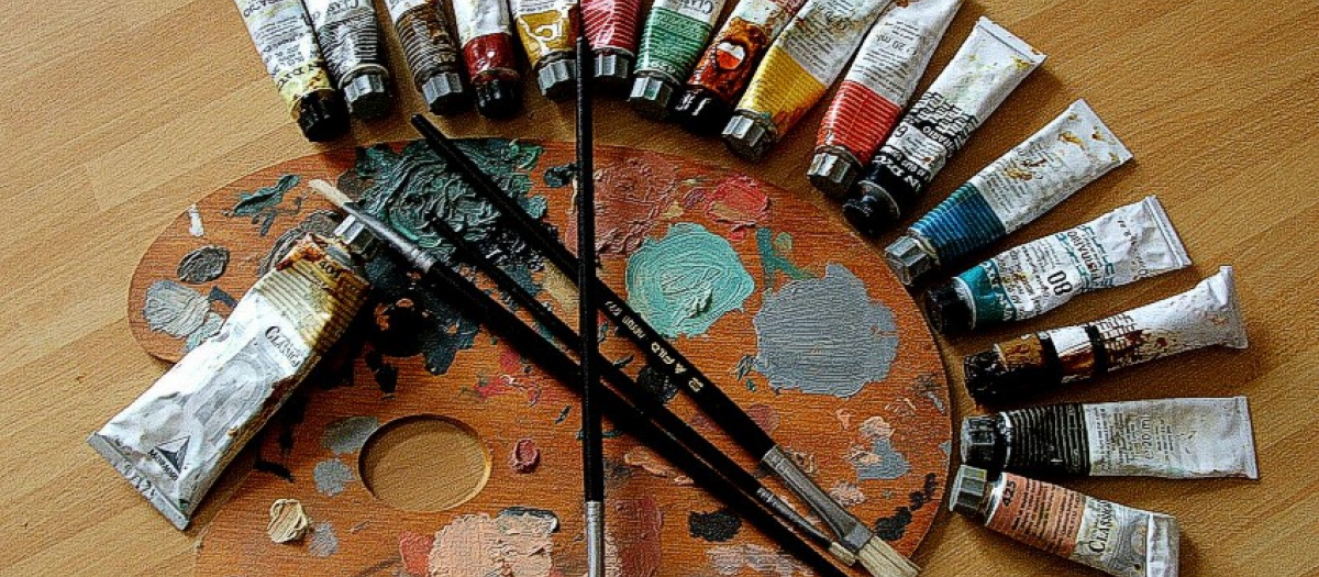 Paleta de pintor, pinceles y tubos de pintura (óleos)
