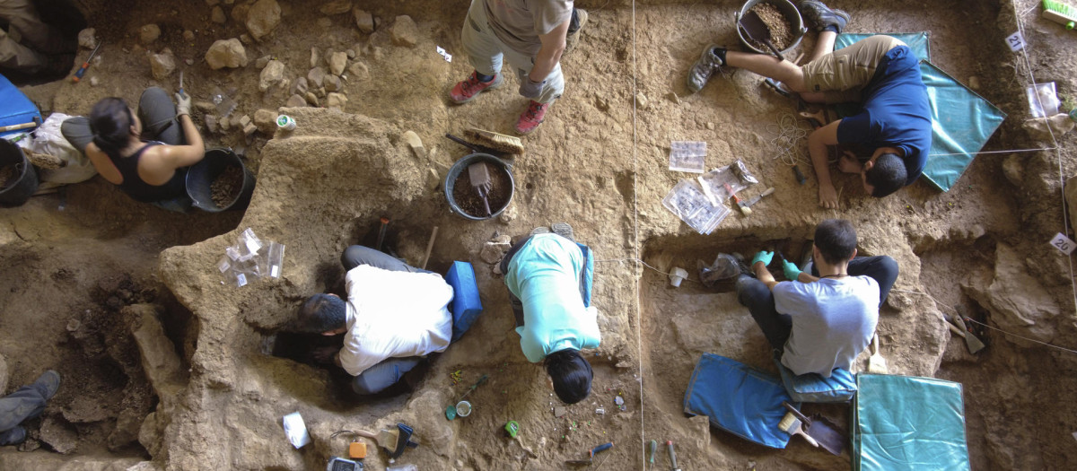 Excavación en el 'Abrigo de La Malia', en Tamajón (Guadalajara)