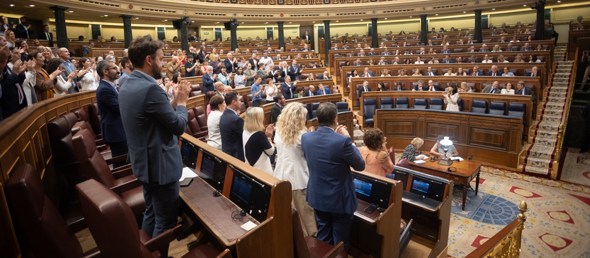 Aplausos durante una sesión plenaria, en el Congreso de los Diputados