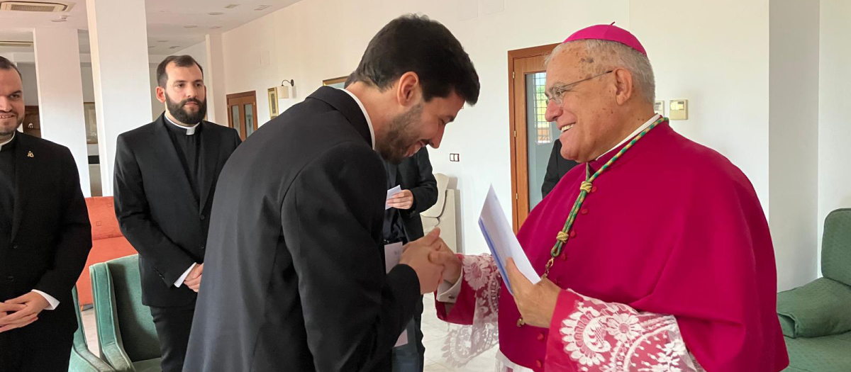 El obispo, Demetrio Fernández, entrega el destino a uno de los seminaristas ordenados hoy
