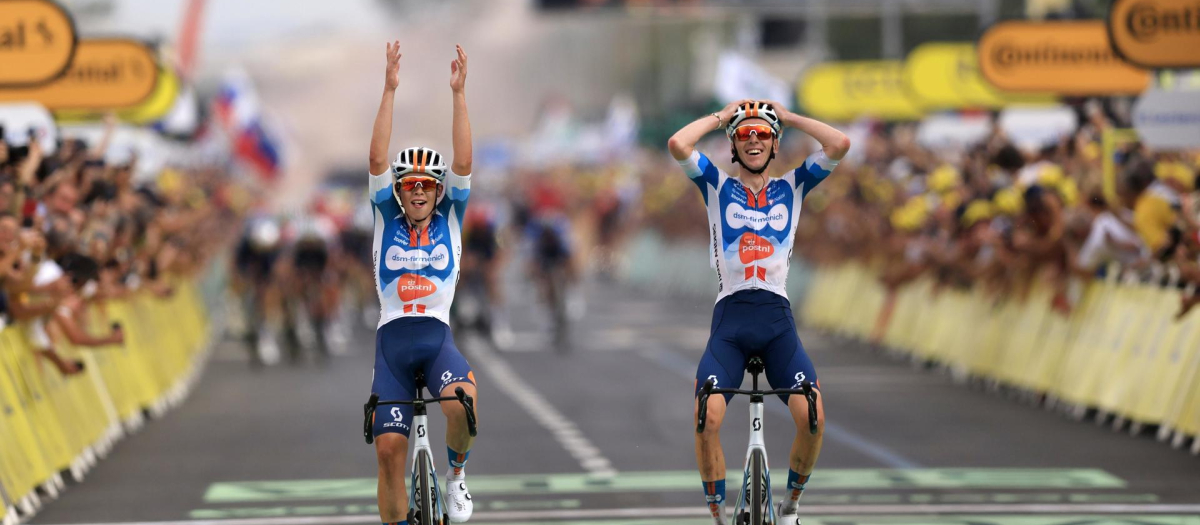 Romain Bardet (D) celebra su victoria en la primera etapa del Tour de Francia