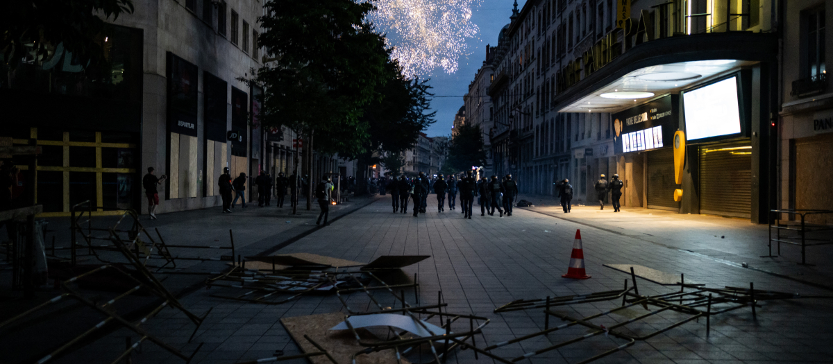 Los policías antidisturbios tratan de restablecer el orden en una calle de Lyon, Francia