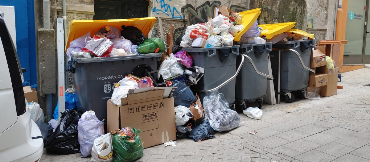 Basura acumulada en unos contenedores de La Coruña