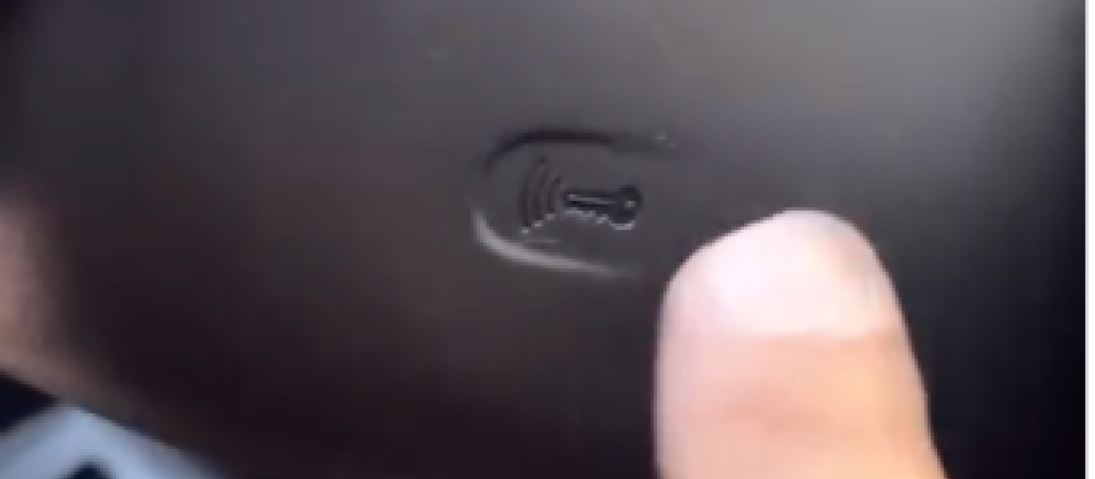 Imagen de la llave grabada junto al volante de un Volkswagen