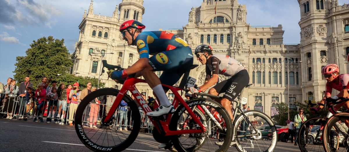 El pelotón de ciclistas durante la 21 etapa de la Vuelta ciclista a España 2023