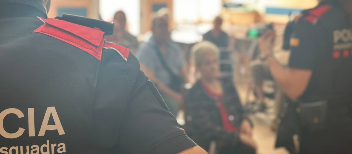 Mossos de Esquadra visitando unos ancianos