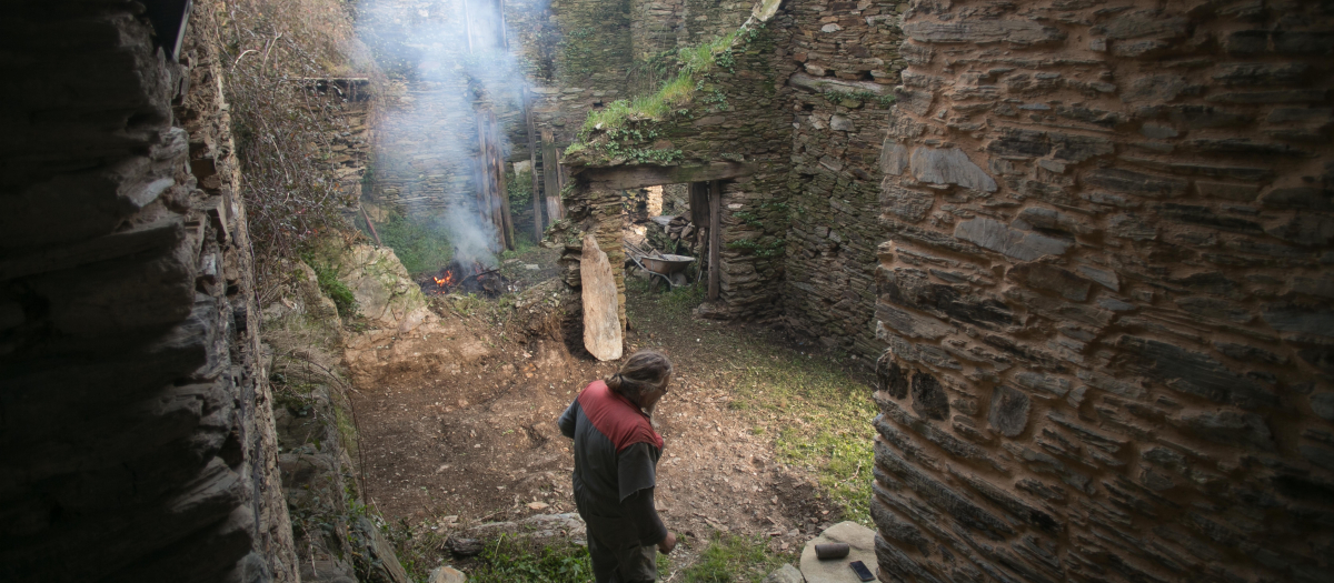 Un obrero trabaja en la restauración de una vivienda en San Pedro de Bogo, a 16 de febrero de 2023, en San Pedro de Bogo, A Pontenova, Lugo