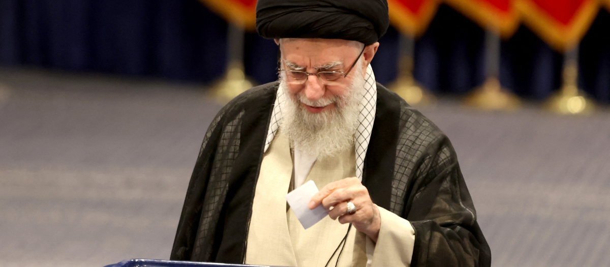 El líder supremo de Irán, Alí Jamenei,  emite su voto durante la segunda vuelta de las elecciones presidenciales en Teherán