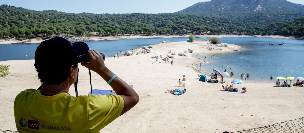 Un socorrista técnico del SUMMA112 observa la playa Virgen de la Nueva del Pantano de San Juan