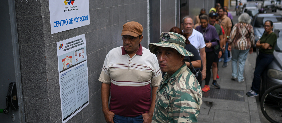 a gente hace cola para votar fuera de un centro de votación durante un simulacro de elección en Caracas, Venezuela