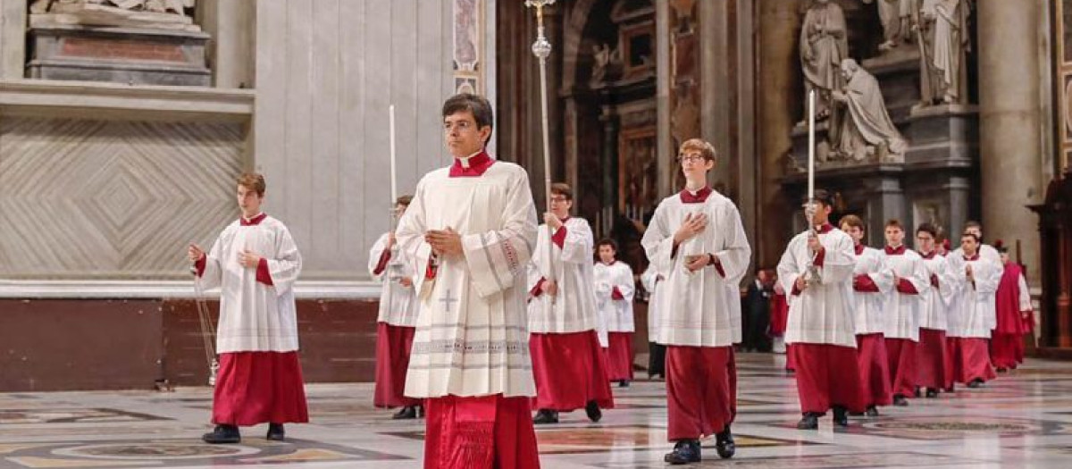 Monaguillos oficiando una misa del Vaticano