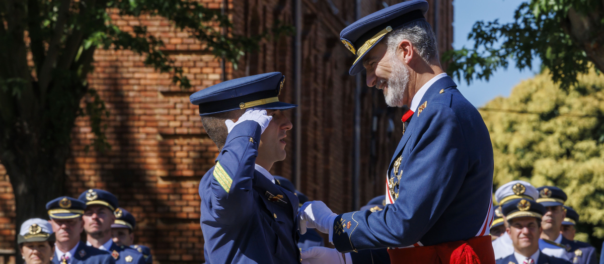 El Rey impone  la Cruz del Mérito Aeronáutico con distintivo blanco al número uno de la XXXII Promoción, Eloy de la Varga Iglesias