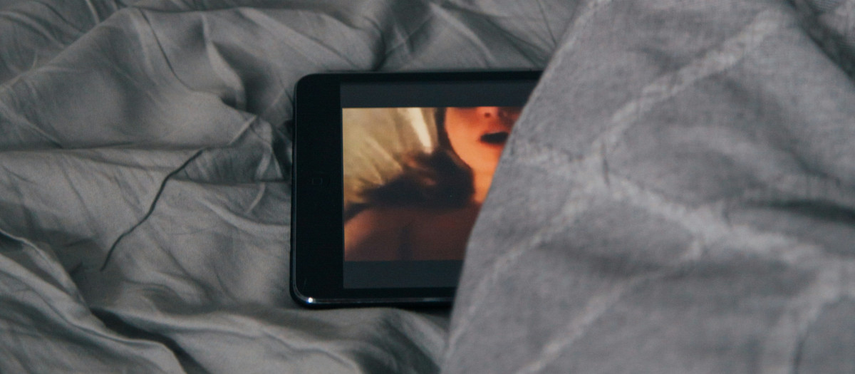 El porno que consumen los españoles no es el que cree el Gobierno
