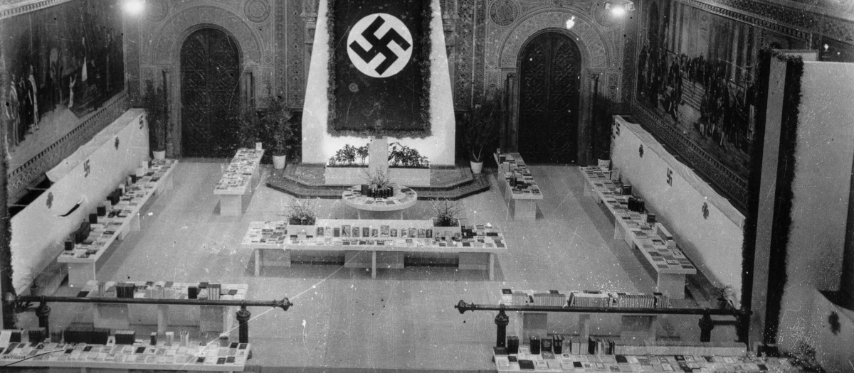 Exposición de libros nazis en el Paraninfo de la Universidad de Barcelona, en 1941