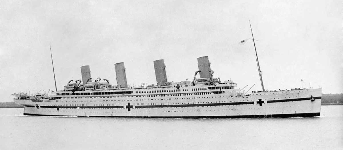 El Britannic navegó como buque hospital desde diciembre de 1915 hasta su hundimiento en noviembre de 1916 tras chocar con una mina