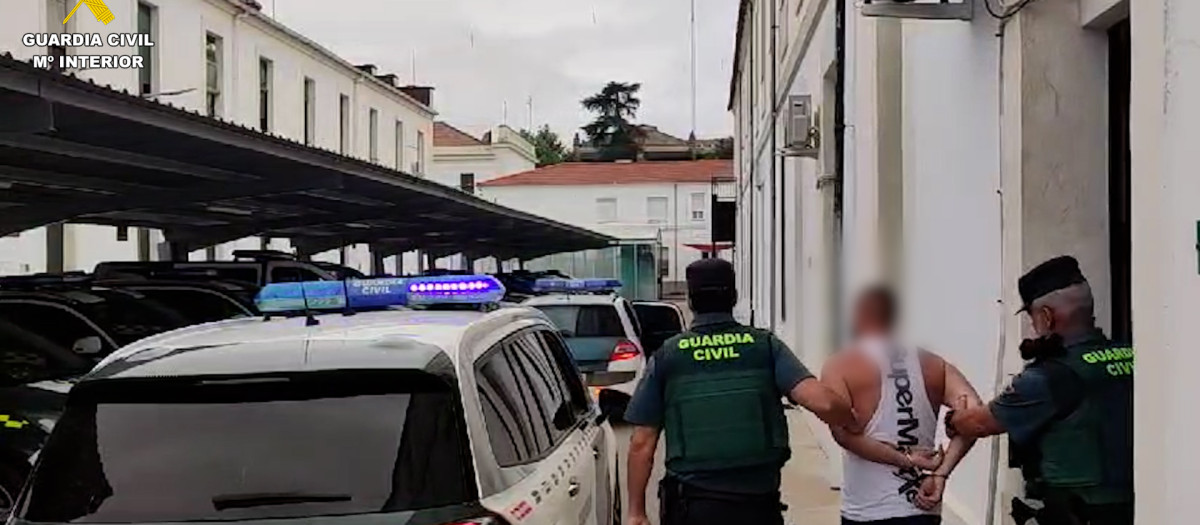 Uno de los detenidos por la Guardia Civil