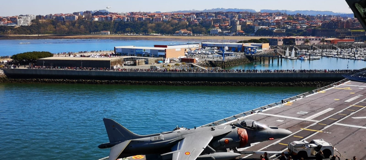 Imagen desde el portaaeronaves Juan Carlos I en Guecho; al fondo, una cola kilométrica de ciudadanos espera para visitar el buque