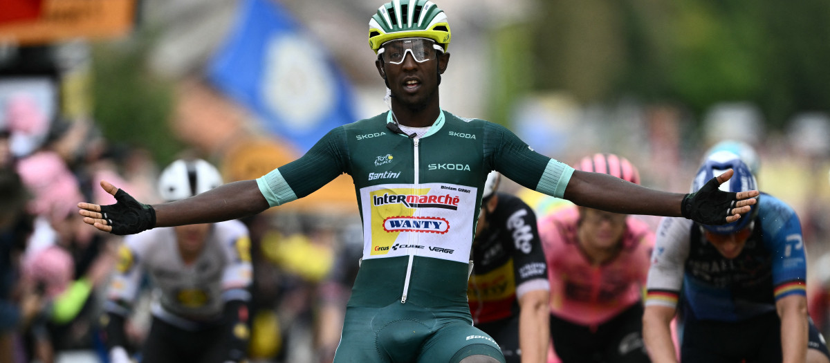 El ciclista eritreo Girmay celebra su segundo triunfo en el Tour de Francia