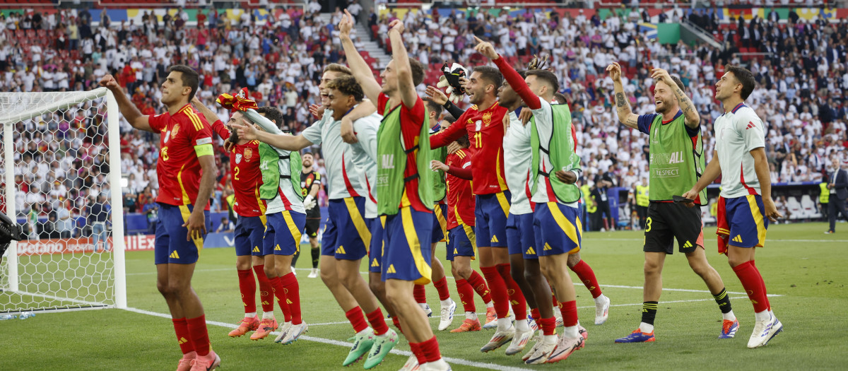 Los jugadores de la selección española de fútbol celebran la victoria, al término del partido de cuartos de final de la Eurocopa que España y Alemania han disputado este viernes en Stuttgart