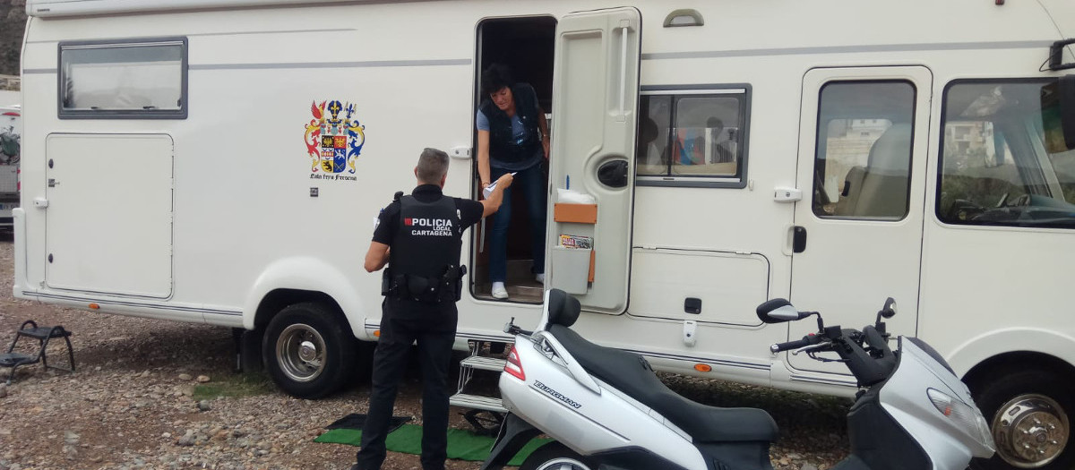 La Policía Local de Cartagena avisa al inquilino de una autocaravana mal aparcada