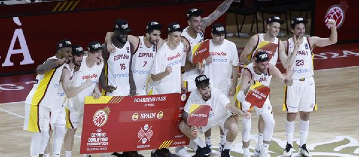 Los jugadores de España celebran su victoria por 86-78 ante Bahamas en la final del preolímpico que España y Bahamas han disputado este domingo en Valencia.