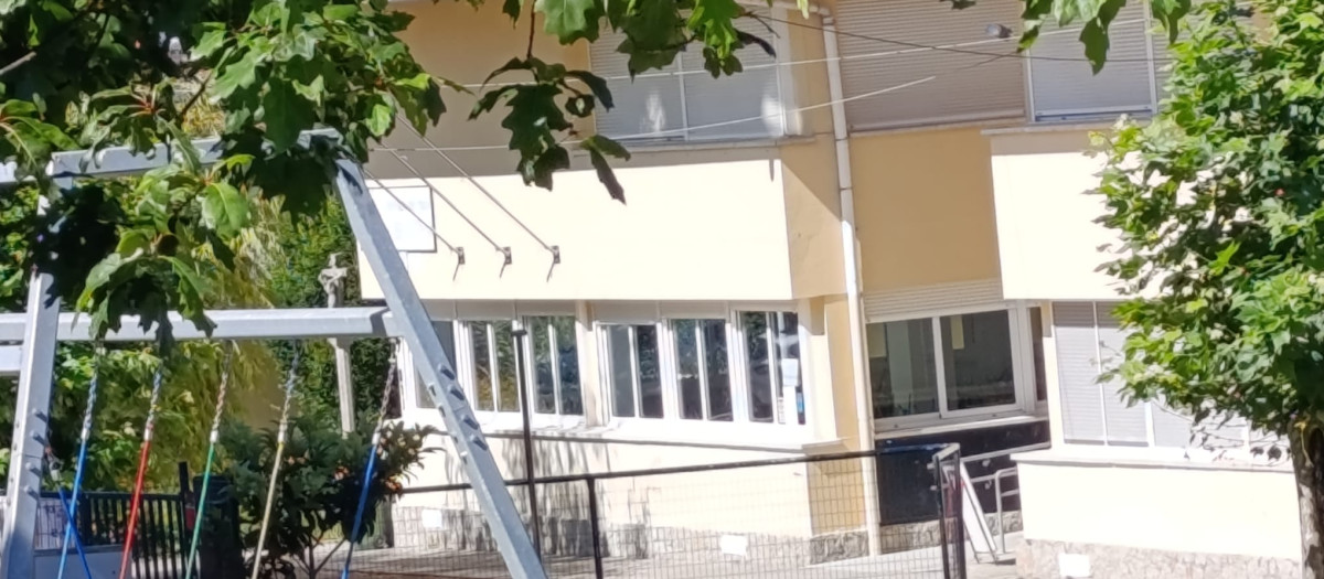 Actual fachada del colegio público Humberto Juanes de Griñán (Pontevedra), sin banderas