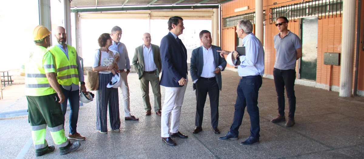 El alcalde en su visita a las obras de mejora del CEIP Pablo García Baena