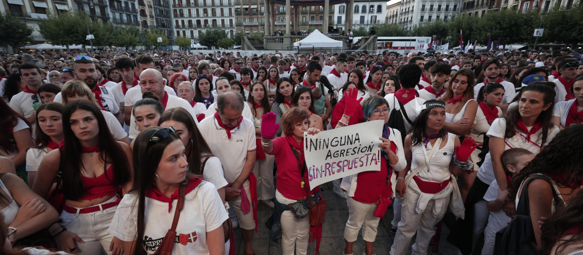 Una multitudinaria concentración, convocada por el movimiento feminista