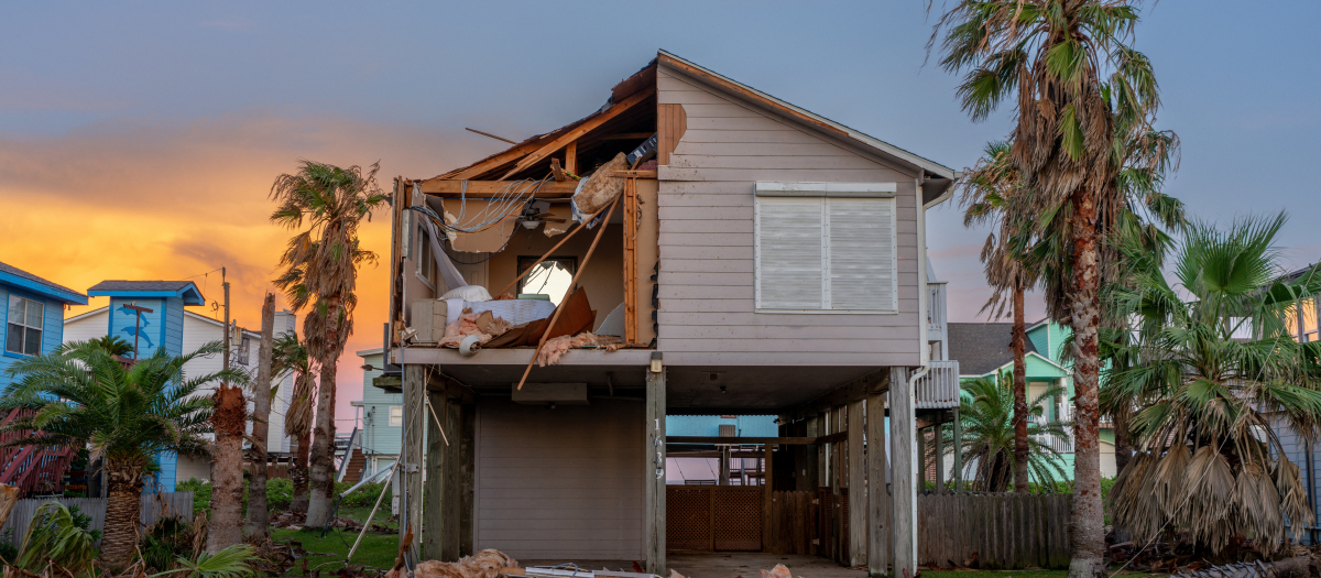 Una casa dañada tras el paso del huracán Beryl