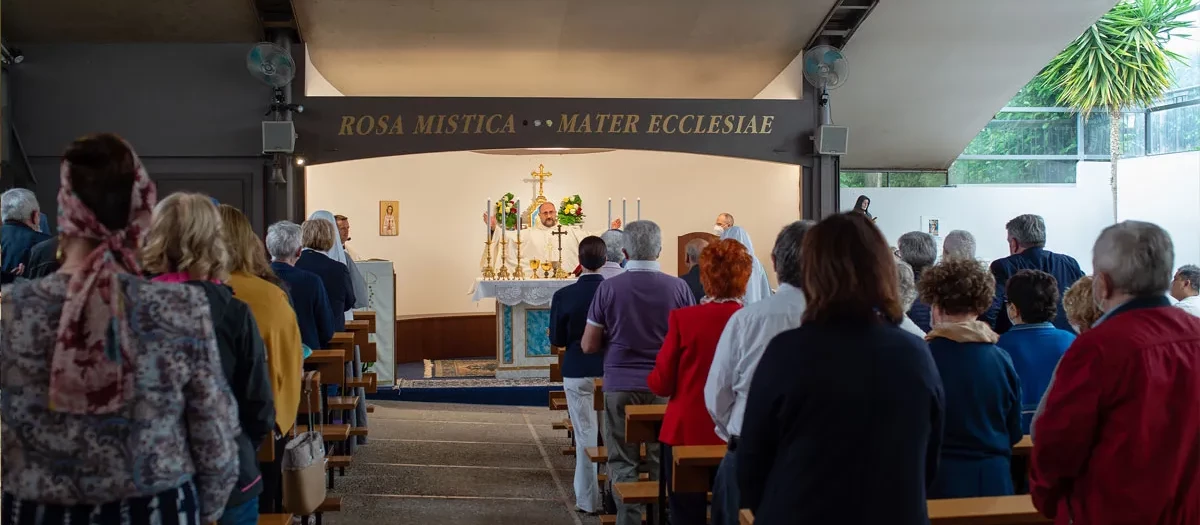 Fieles en la capilla de la Virgen de la Rosa Mística