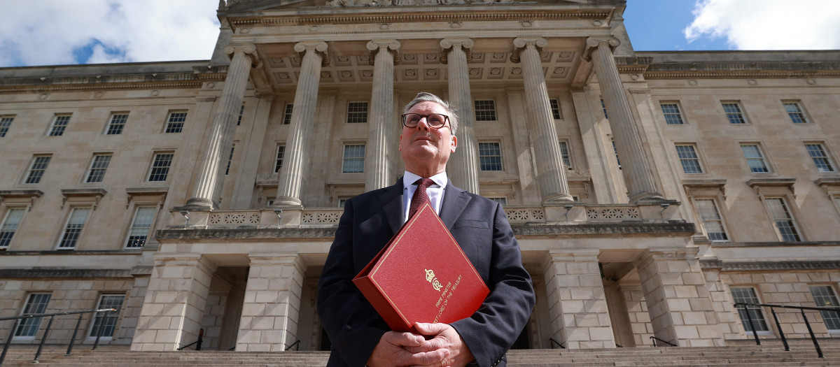 El primer ministro británico, Keir Starmer, posa frente al edificio del Parlamento, sede de la Asamblea de Irlanda del Norte, en Stormont