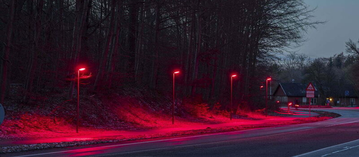 Farolas con luces rojas en Suecia y Dinamarca