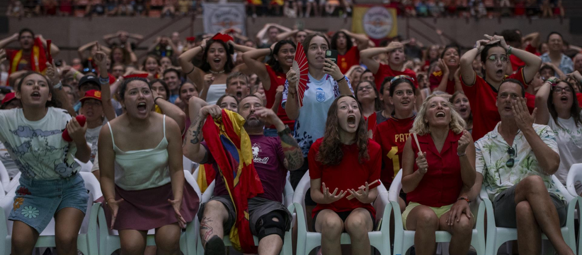 Aficionados siguiendo la final del Mundial femenino en Barcelona