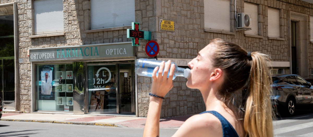 Una mujer bebe agua en Badajoz