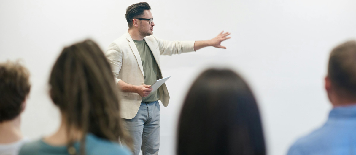 Un profesor en el aula impartiendo una clase