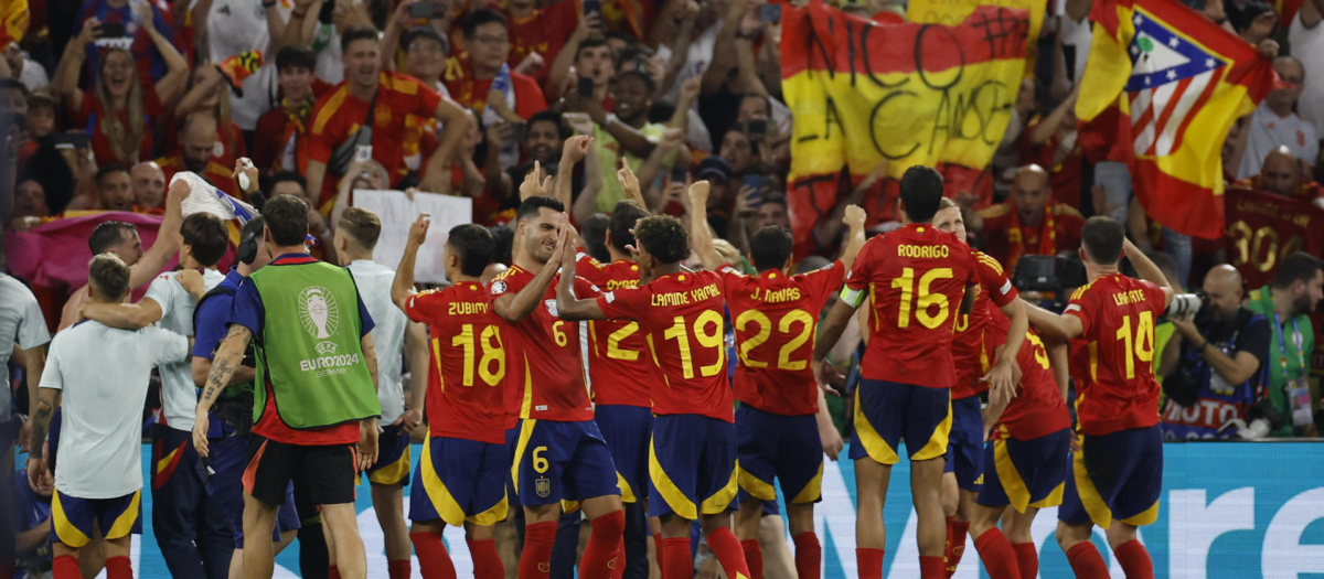 Los jugadores de la selección española celebran su pase a la final