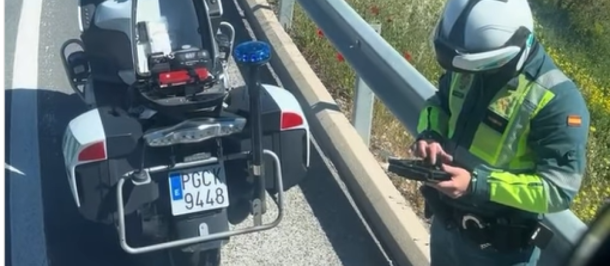 El agente de la Guardia Civil mientras multa al conductor