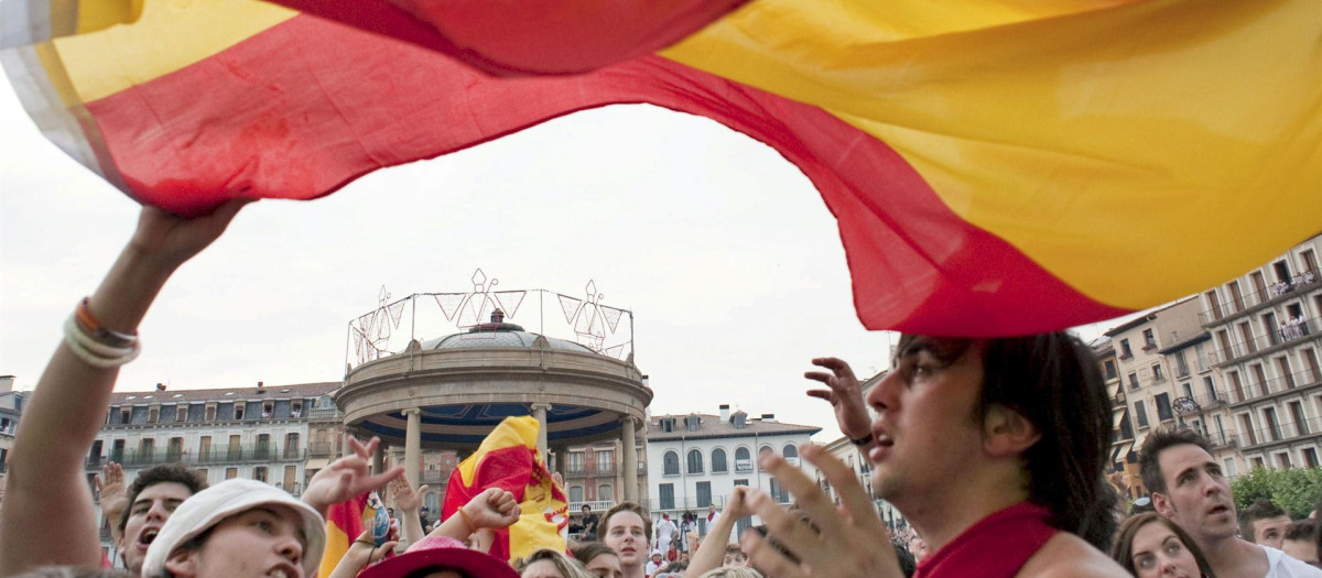 Miles de aficionados españoles, celebrando en Pamplona el pase a la final de España en el mundial de 2010