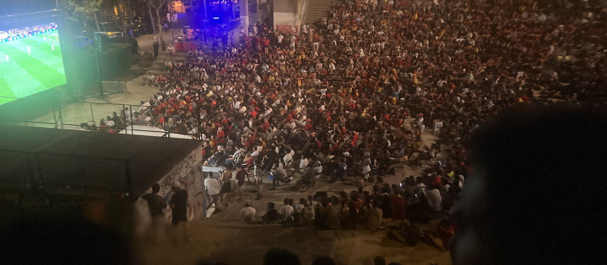 Aficionados ven la semifinal entre España y Francia en Badalona