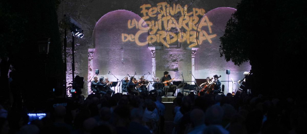 Actuación de Avi Avital en el Patio de los Naranjos de la Mezquita Catedral