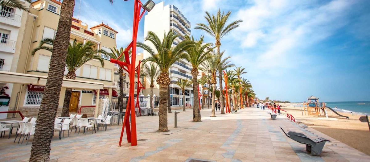 Paseo de playa y apartamentos en primera línea en Vinaroz, Castellón